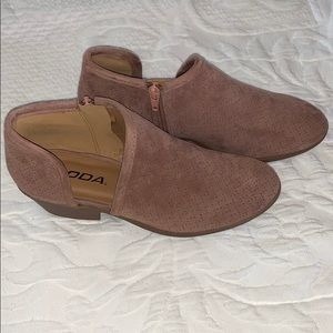 Soda booties in mauve pink